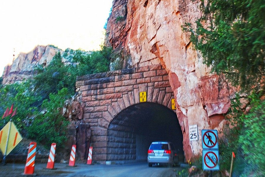 Đường hầm Zion-Mount Carmel ở Công viên quốc gia Zion, Utah, US. Một loạt cửa sổ bên hông của đường hầm tạo nên vẻ ngoạn mục hiếm thấy, thu hút nhiều người tới du ngoạn.